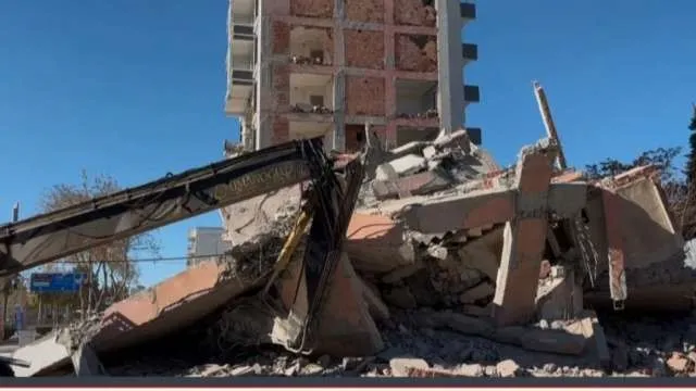 BİNA İŞ MAKİNESİNİN ÜZERİNE ÇÖKTÜ