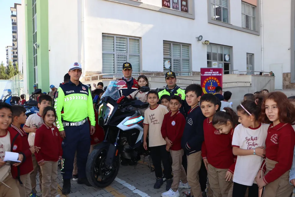 ADIYAMAN İL JANDARMA KOMUTANLIĞI ÖĞRENCİLERE TANITIM VE BİLGİLENDİRME ETKİNLİĞİ DÜZENLEDİ