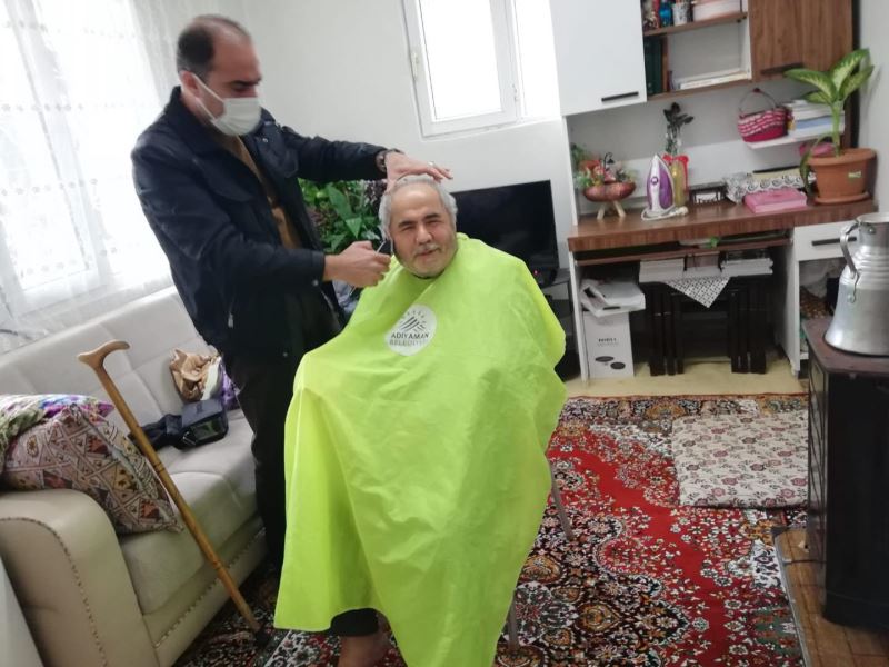 Yaşlı ve Engellilere Evde Tıraş Hizmeti Devam Ediyor